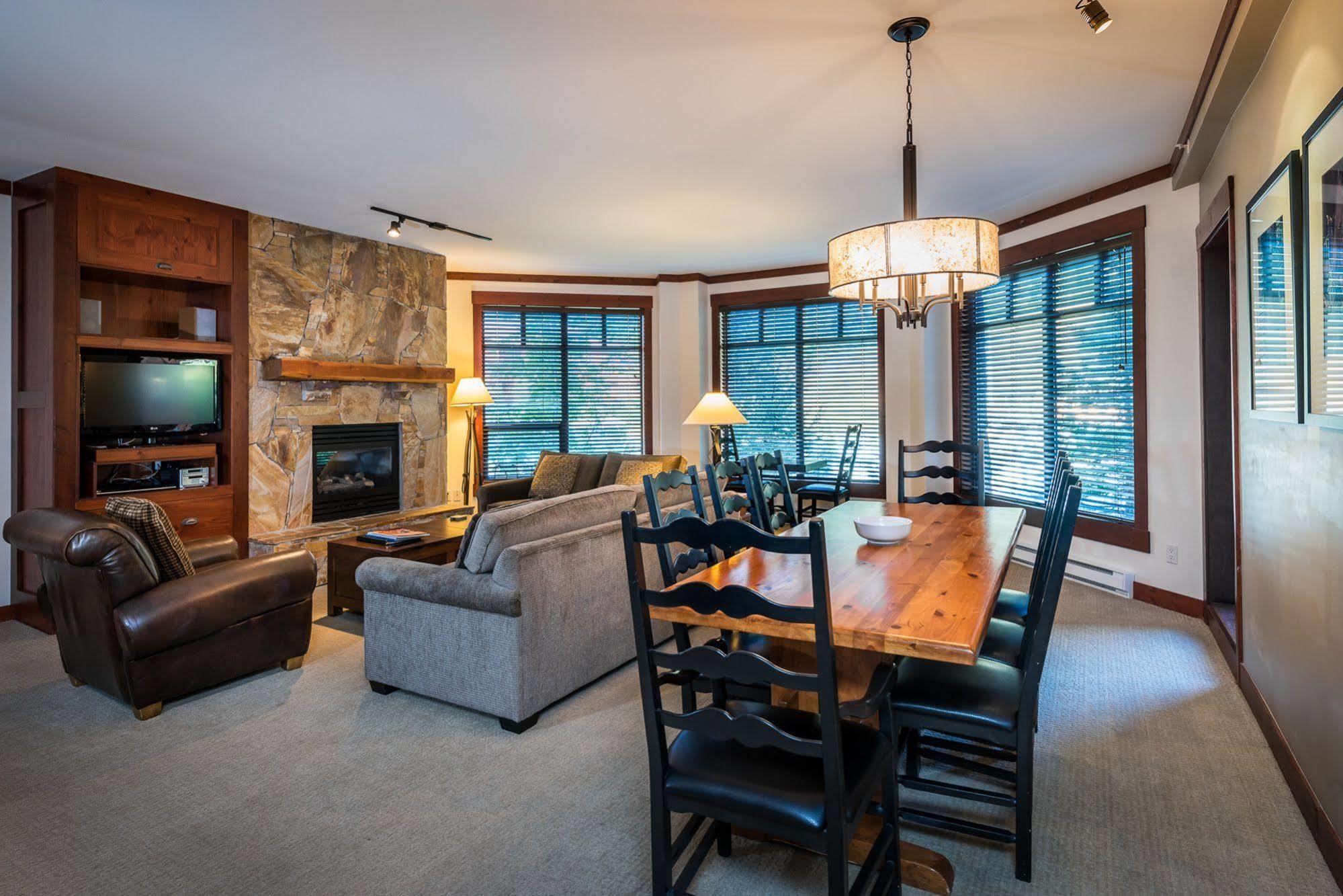First Tracks Lodge Whistler Esterno foto